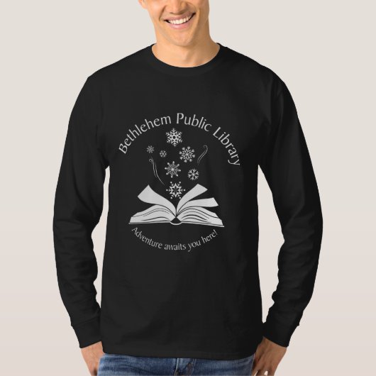 雪の中に冒険が待っている Tシャツ (正面)