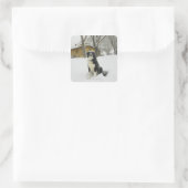 雪の中に座った犬がログキャビンを後ろに置いて スクエアシール (バッグ)