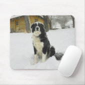 雪の中に座った犬がログキャビンを後ろに置いて マウスパッド (マウス)
