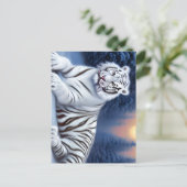 雪の中に座る白い虎 ポストカード (スタンド正面)