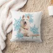 雪の中に横たわる白いドイツの羊飼い クッション (ブランケット)