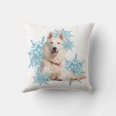 雪の中に横たわる白いドイツの羊飼い クッション (裏面)