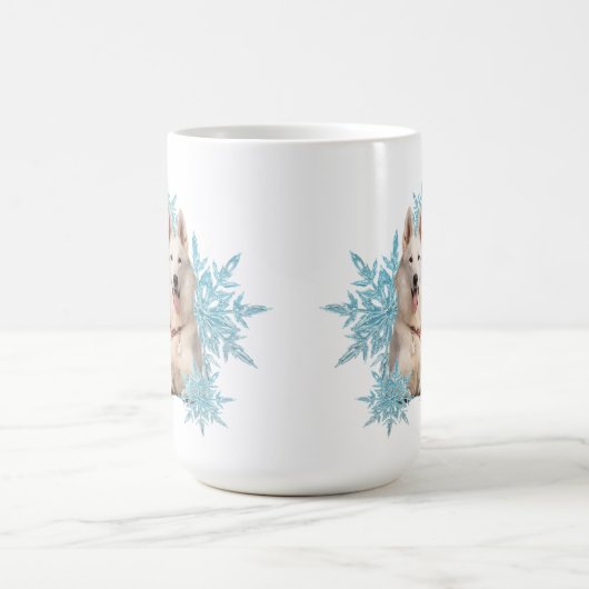 雪の中に横たわる白いドイツの羊飼い コーヒーマグカップ (中央)