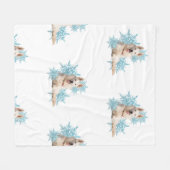 雪の中に横たわる白いドイツの羊飼い フリースブランケット (正面(横))