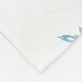 雪の中に横たわる白いドイツの羊飼い フリースブランケット (角)