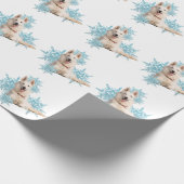 雪の中に横たわる白いドイツの羊飼い ラッピングペーパー (角)