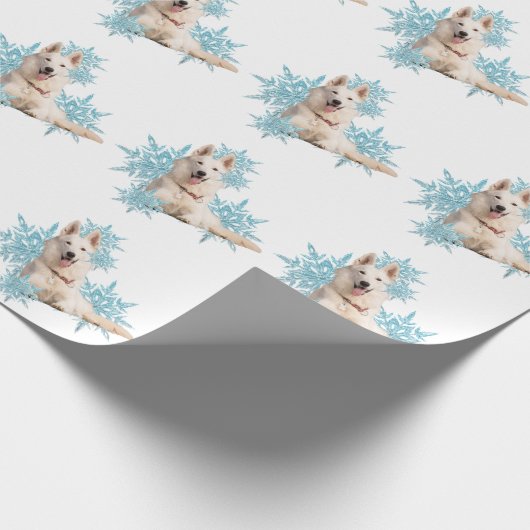雪の中に横たわる白いドイツの羊飼い ラッピングペーパー (角)