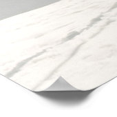 雪の中に立っている赤いスキーのペア ポスター (角)