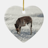 雪の中に立つかわいいロバ セラミックオーナメント (裏面)