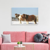 雪の中に立つミニチュアの馬 キャンバスプリント (インサイチュ (リビング))