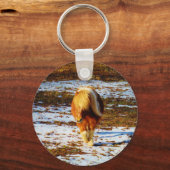 雪の中に茶色とクリームのミニチュアホース。 キーホルダー (正面)