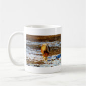 雪の中に茶色とクリームのミニチュアホース。 コーヒーマグカップ (左)