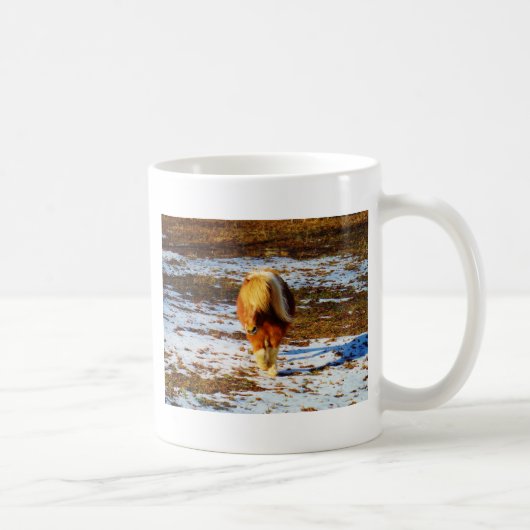 雪の中に茶色とクリームのミニチュアホース。 コーヒーマグカップ (右)