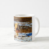 雪の中に茶色とクリームのミニチュアホース。 コーヒーマグカップ (正面右)