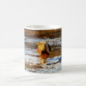 雪の中に茶色とクリームのミニチュアホース。 コーヒーマグカップ (中央)