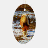雪の中に茶色とクリームのミニチュアホース。 セラミックオーナメント (右)