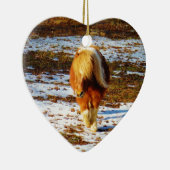 雪の中に茶色とクリームのミニチュアホース。 セラミックオーナメント (右)