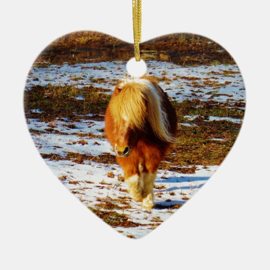 雪の中に茶色とクリームのミニチュアホース。 セラミックオーナメント (正面)