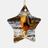 雪の中に茶色とクリームのミニチュアホース。 セラミックオーナメント (右)