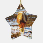 雪の中に茶色とクリームのミニチュアホース。 セラミックオーナメント (左)