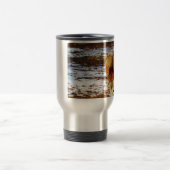 雪の中に茶色とクリームのミニチュアホース。 トラベルマグ (中央)