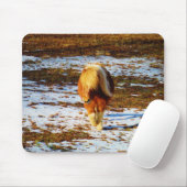 雪の中に茶色とクリームのミニチュアホース。 マウスパッド (マウス)
