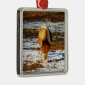 雪の中に茶色とクリームのミニチュアホース。 メタルオーナメント (右)