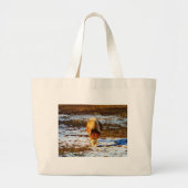 雪の中に茶色とクリームのミニチュアホース。 ラージトートバッグ (正面)