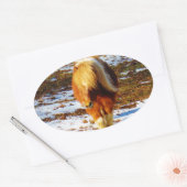 雪の中に茶色とクリームのミニチュアホース。 楕円形シール (封筒)