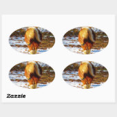 雪の中に茶色とクリームのミニチュアホース。 楕円形シール (シート)