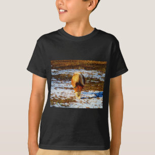雪の中に茶色とクリームのミニチュアホース。 Tシャツ
