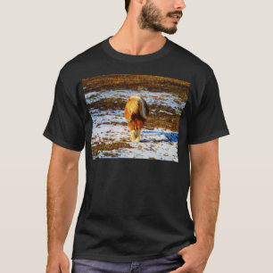 雪の中に茶色とクリームのミニチュアホース。 Tシャツ