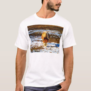雪の中に茶色とクリームのミニチュアホース。 Tシャツ