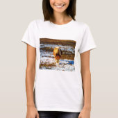 雪の中に茶色とクリームのミニチュアホース。 Tシャツ (正面)