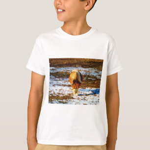 雪の中に茶色とクリームのミニチュアホース。 Tシャツ