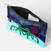 雪の中に閉じ込められる アクセサリーポーチ (見開き)