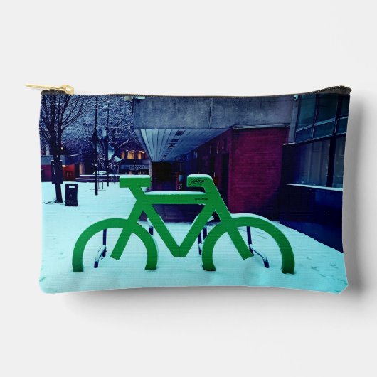 雪の中に閉じ込められる アクセサリーポーチ (正面)