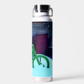 雪の中に閉じ込められる ウォーターボトル (背面)