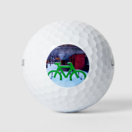 雪の中に閉じ込められる ゴルフボール