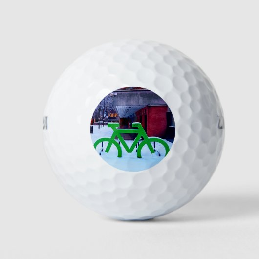 雪の中に閉じ込められる ゴルフボール (正面)