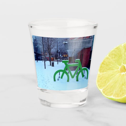 雪の中に閉じ込められる ショットグラス (正面)