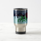 雪の中に閉じ込められる トラベルマグ (中央)