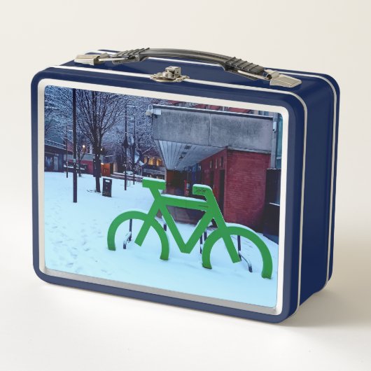 雪の中に閉じ込められる メタルランチボックス (正面)