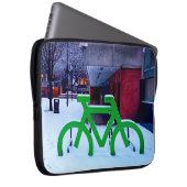 雪の中に閉じ込められる ラップトップスリーブ (正面右)