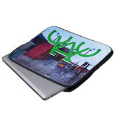 雪の中に閉じ込められる ラップトップスリーブ (正面下部)