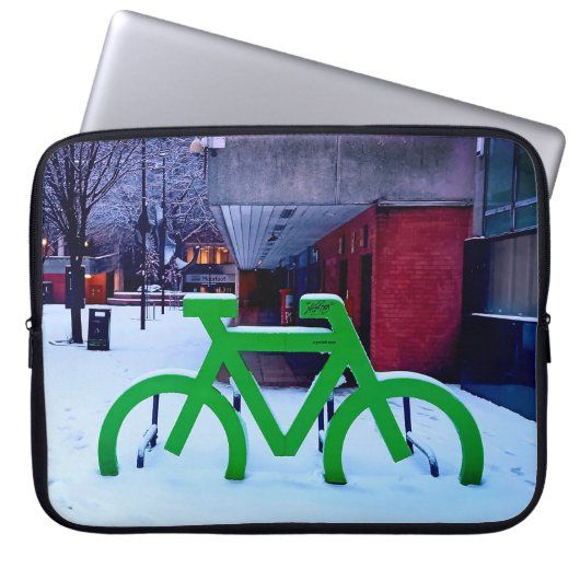 雪の中に閉じ込められる ラップトップスリーブ (正面)