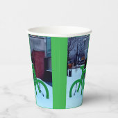 雪の中に閉じ込められる 紙コップ (右)