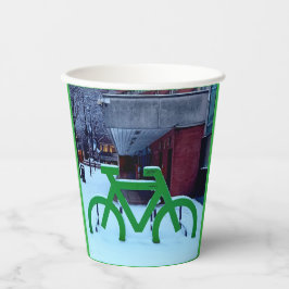 雪の中に閉じ込められる 紙コップ