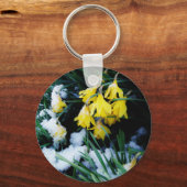 雪の中に黄色の水仙の花 キーホルダー (正面)