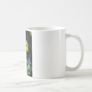 雪の中に黄色の水仙の花 コーヒーマグカップ
